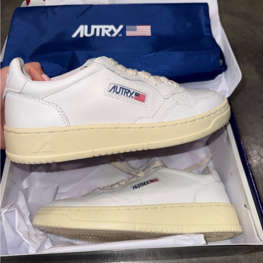 AUTRY SNEAKERS WOMAN
MEDALIST LOW SNEAKER LEATHER, WHITE size 8 / EU 39